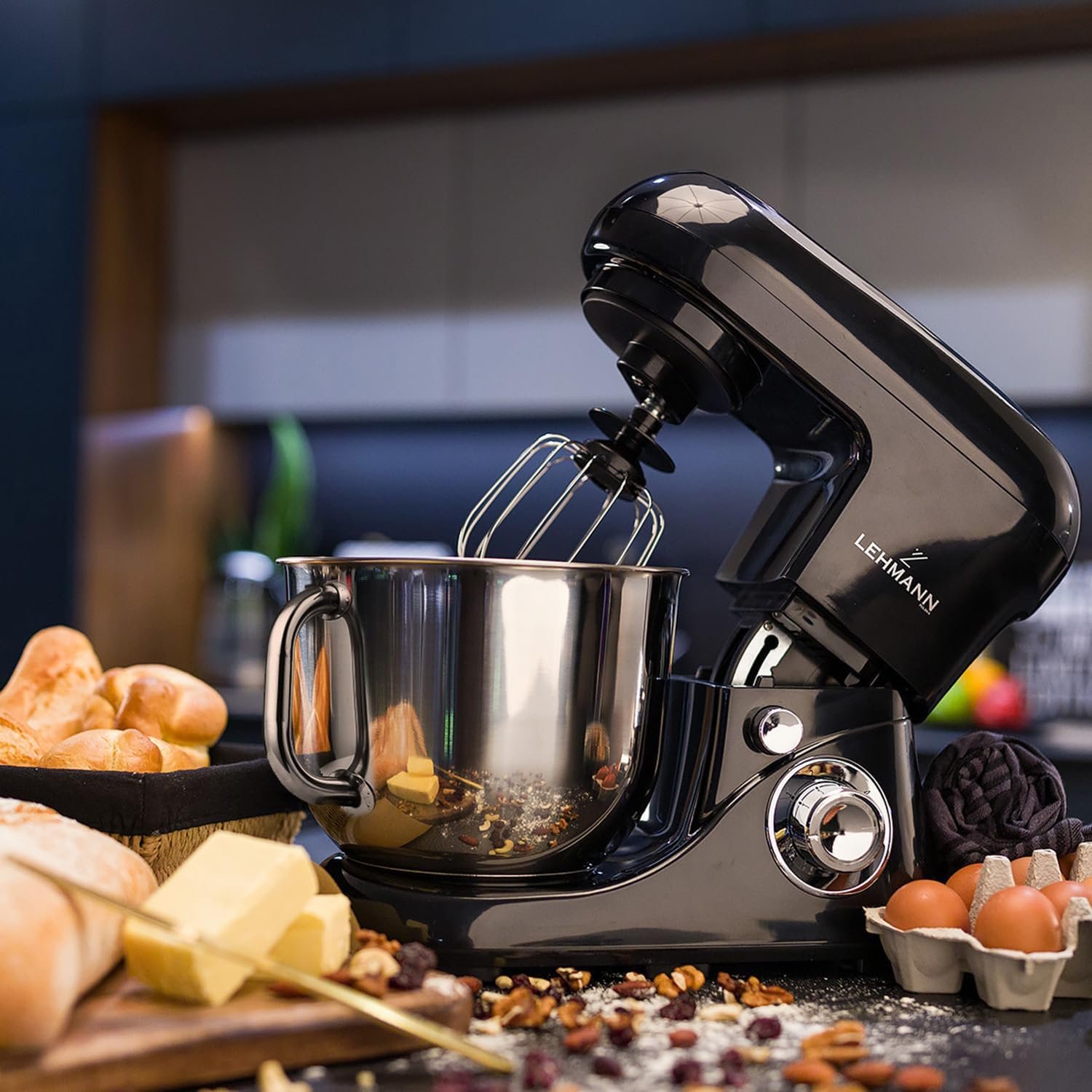 LEHMANN LHOPM-1305C en fonctionnement sur un plan de travail, avec pâte en cours de pétrissage dans le bol en inox et bras relevé pour changer d’accessoire.